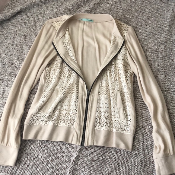 Cream lightweight jacket 🧥 - Picture 2 of 6